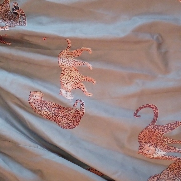 Blouse with leopards - Picture 2 of 6